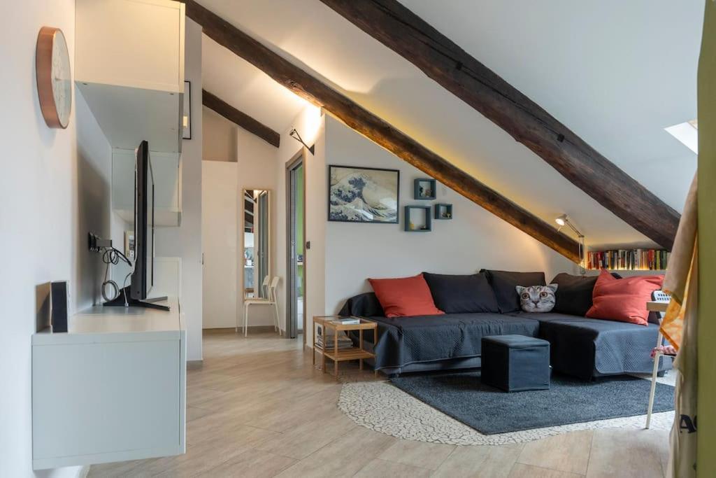 Cozy Attic In The City Center Турин Экстерьер фото